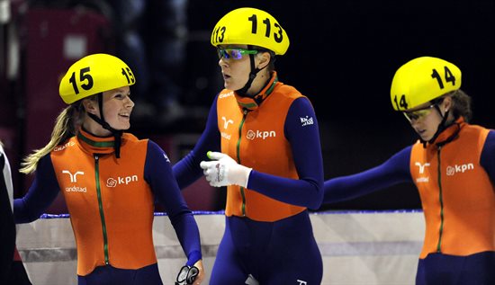 Yara van Kerkhof, Jorien ter Mors en Rianne de Vries vieren de zege | Foto: Sander Chamid